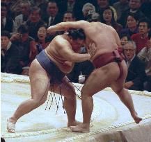 Ozeki Kaio beats Takanowaka at Kyushu sumo tourney